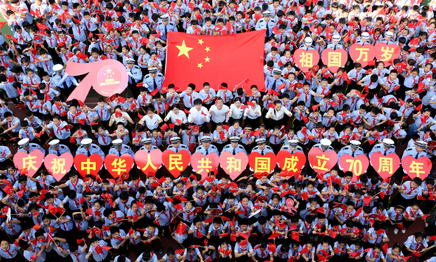 棗莊市中交警與小學生開展“歌唱祖國祝福祖國”活動